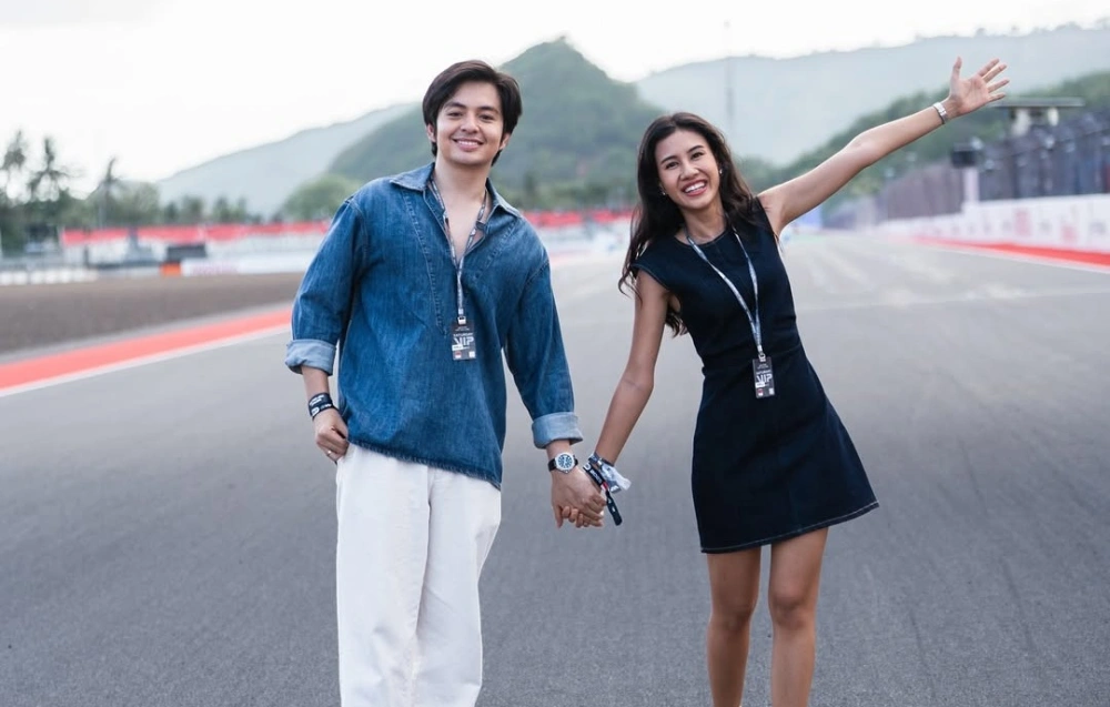 Angga Yunanda dan Shenina Cinnamon saat menyaksikan balapan MotoGP Indonesia di Sirkuit Mandalika, Lombok, NTB, Minggu (5/10/2025). [Instagram @angga]